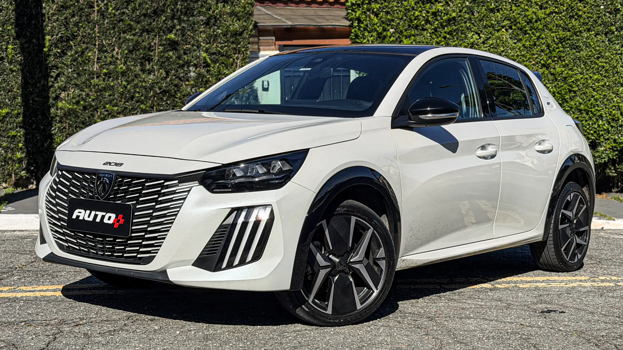 Peugeot 208 GT MHEV na cor branco Branco Nacré estático na rua para avaliação, teste e review