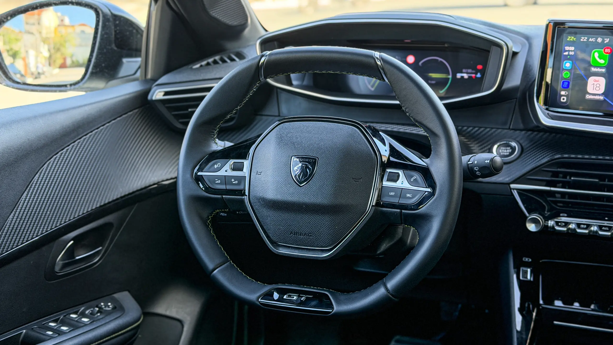 Interior do Peugeot 208 MEHV para avaliação, teste e review