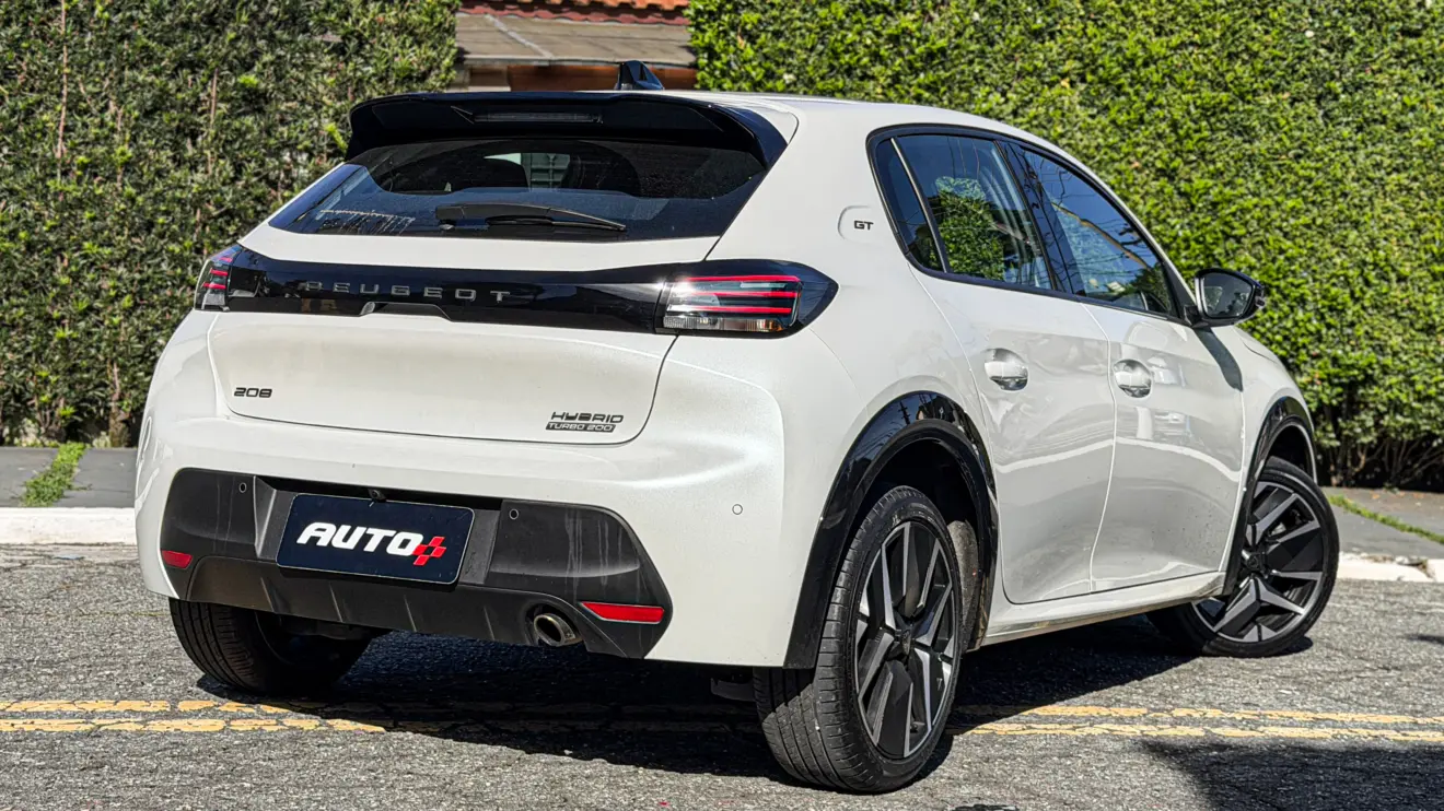 Peugeot 208 GT MHEV na cor branco Branco Nacré estático na rua para avaliação, teste e review