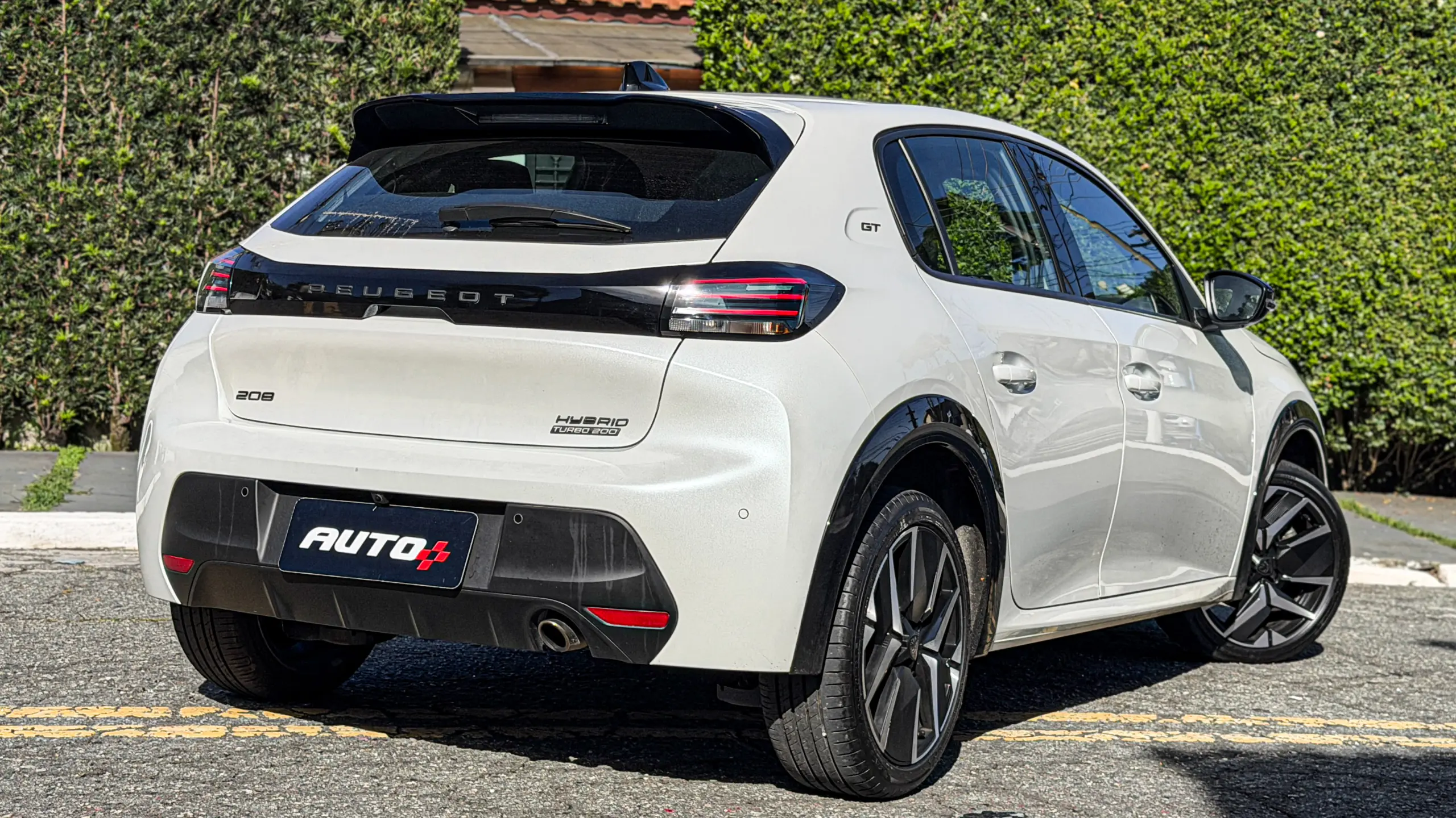 Peugeot 208 GT MHEV na cor branco Branco Nacré estático na rua para avaliação, teste e review
