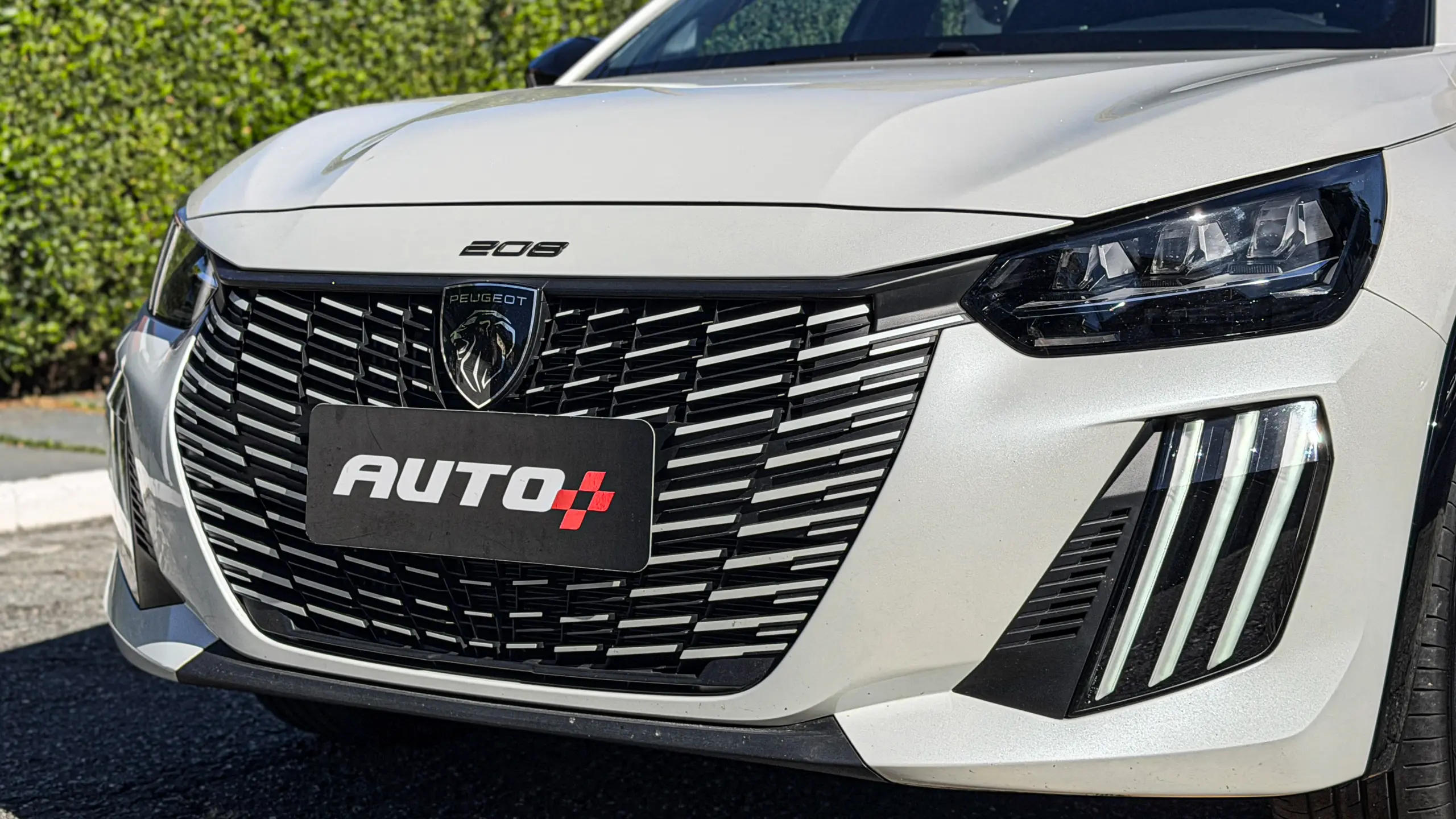 Peugeot 208 GT MHEV na cor branco Branco Nacré estático na rua para avaliação, teste e review