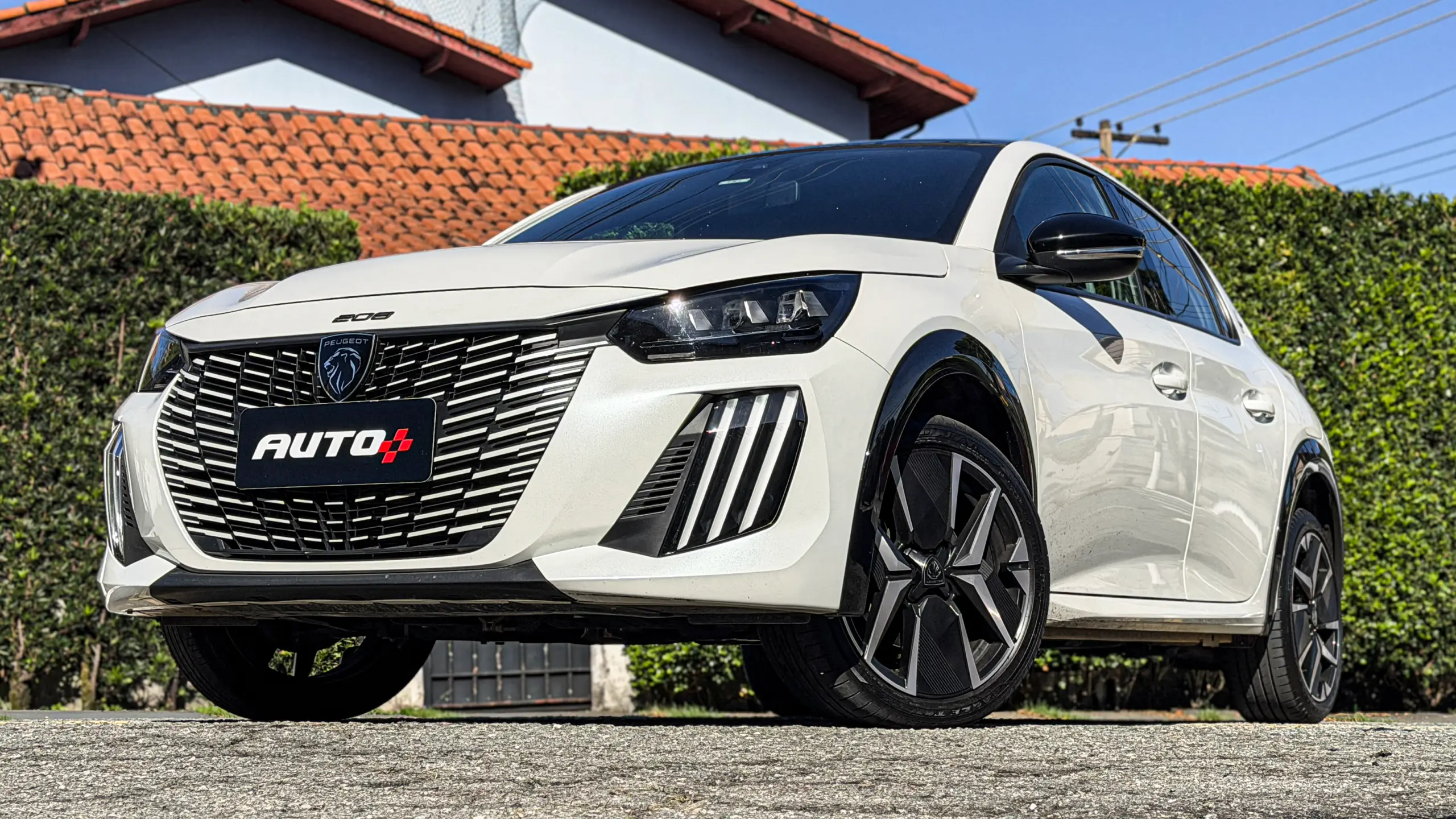 Peugeot 208 GT MHEV na cor branco Branco Nacré estático na rua para avaliação, teste e review