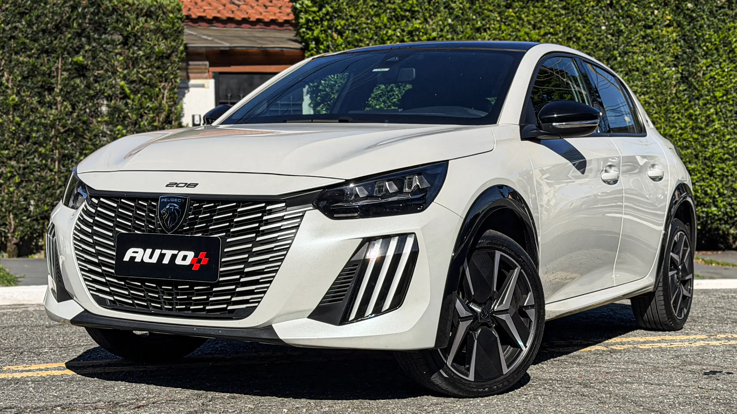 Peugeot 208 GT MHEV na cor branco Branco Nacré estático na rua para avaliação, teste e review