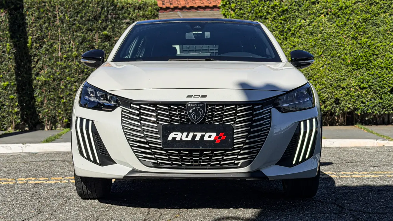 Peugeot 208 GT MHEV na cor branco Branco Nacré estático na rua para avaliação, teste e review