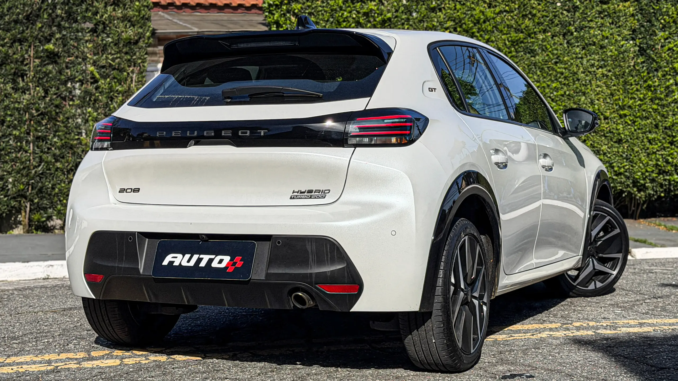 Peugeot 208 GT MHEV na cor branco Branco Nacré estático na rua para avaliação, teste e review