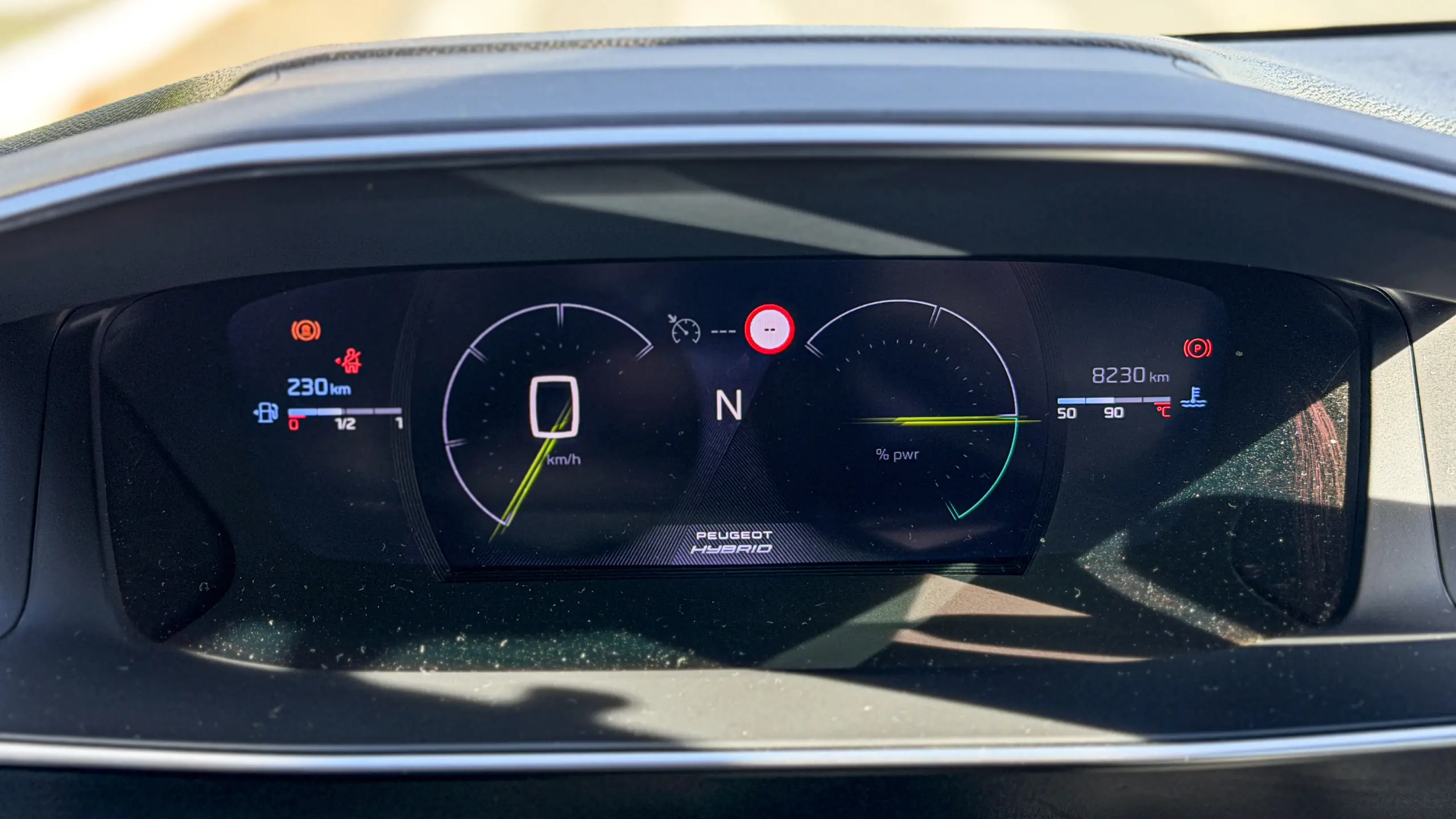 Interior do Peugeot 208 MEHV para avaliação, teste e review