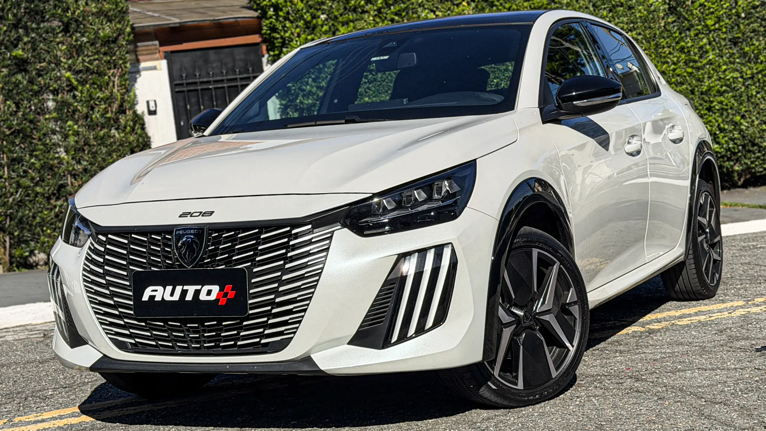 Peugeot 208 GT MHEV na cor branco Branco Nacré estático na rua para avaliação, teste e review