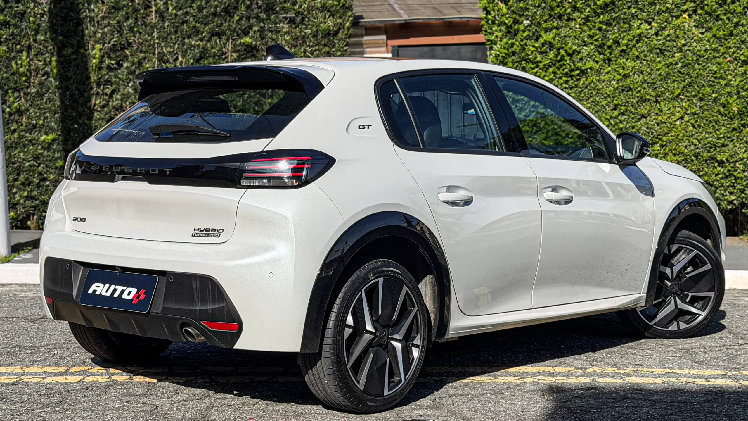 Peugeot 208 GT MHEV na cor branco Branco Nacré estático na rua para avaliação, teste e review