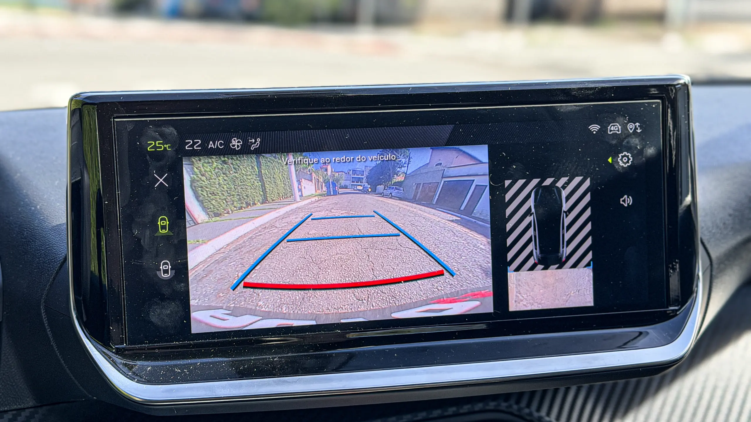 Interior do Peugeot 208 MEHV para avaliação, teste e review