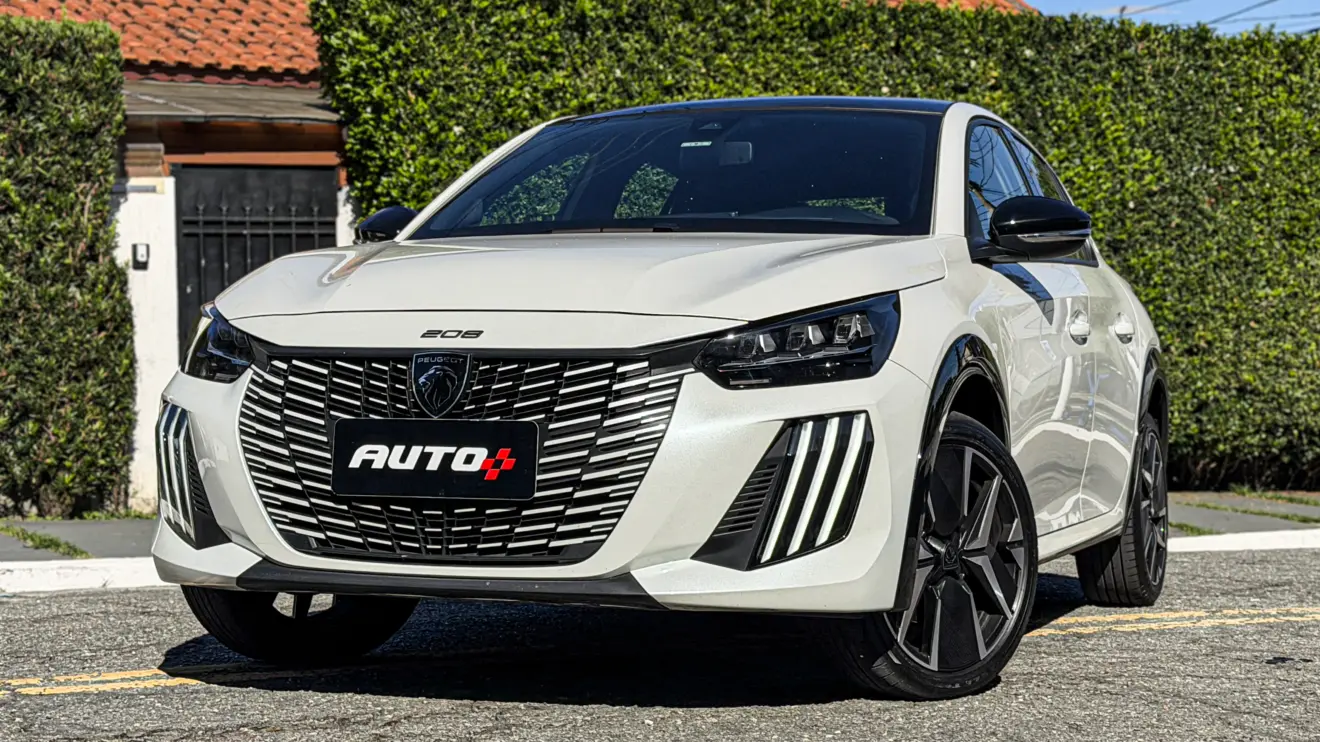 Peugeot 208 GT MHEV na cor branco Branco Nacré estático na rua para avaliação, teste e review