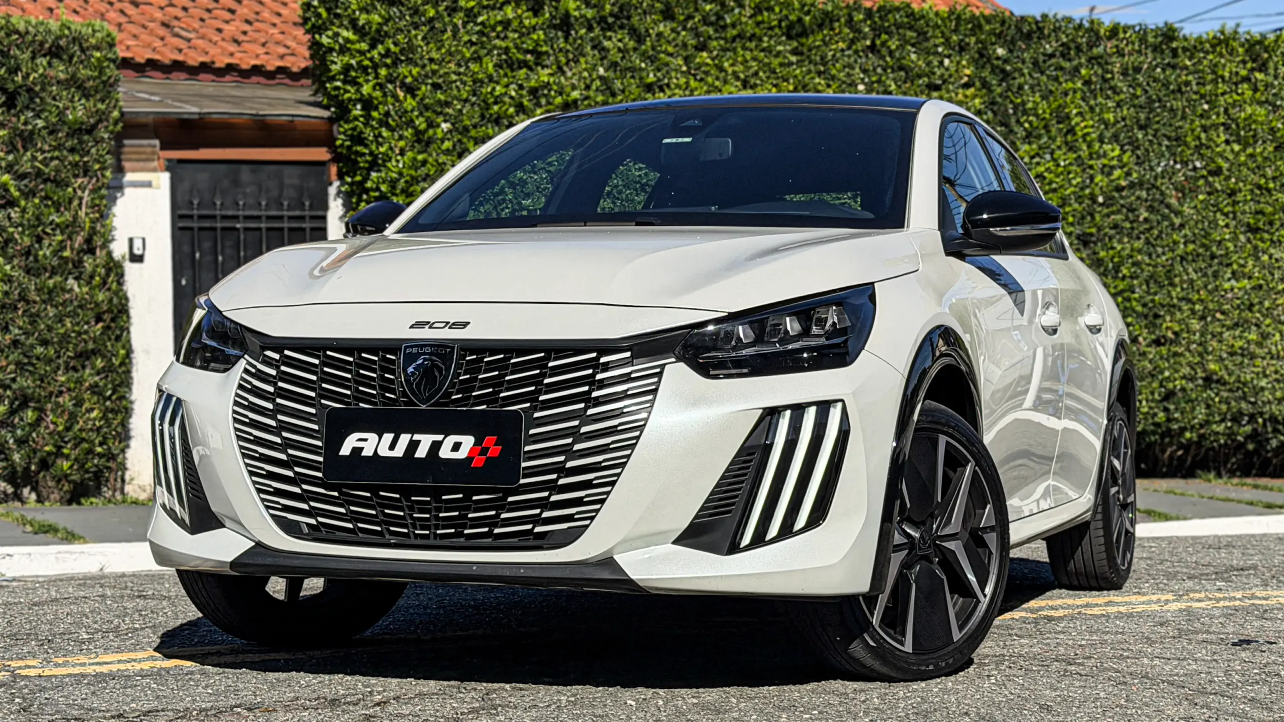 Peugeot 208 GT MHEV na cor branco Branco Nacré estático na rua para avaliação, teste e review