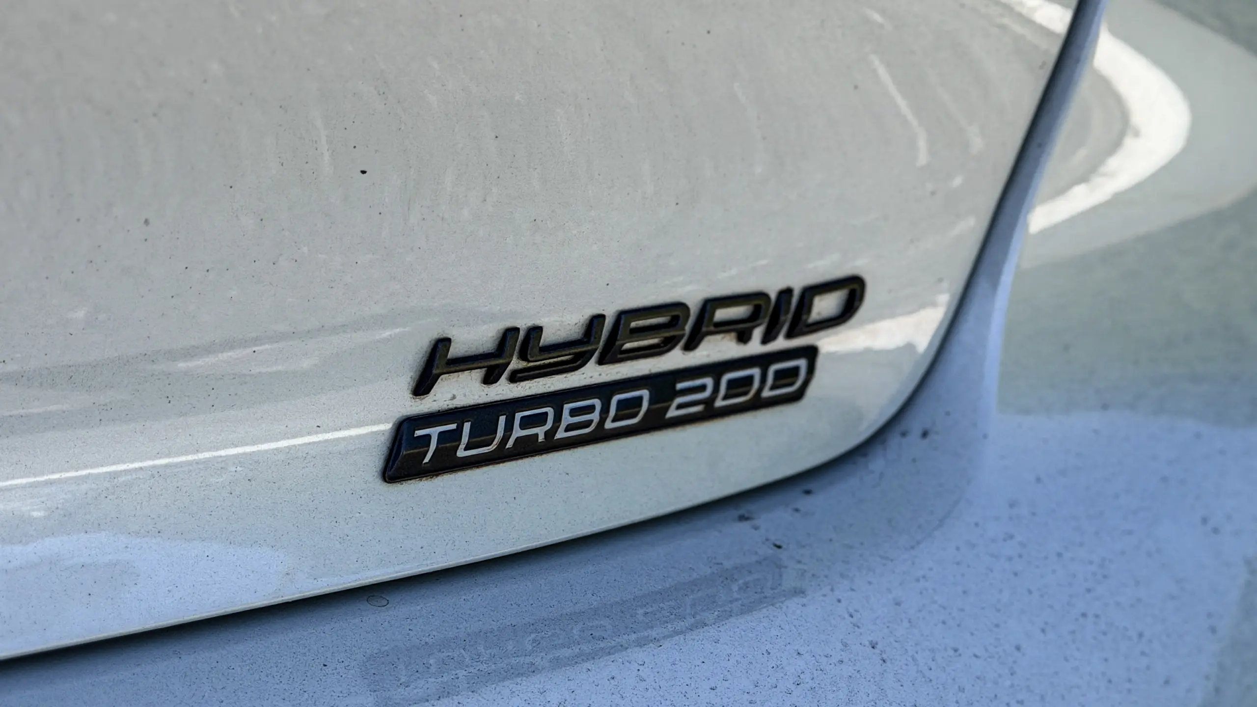 Peugeot 208 GT MHEV na cor branco Branco Nacré estático na rua para avaliação, teste e review