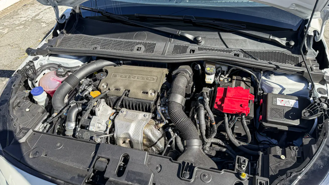 Peugeot 208 GT MHEV na cor branco Branco Nacré e seu motor 1.0 turbo T200 para avaliação, teste e review
