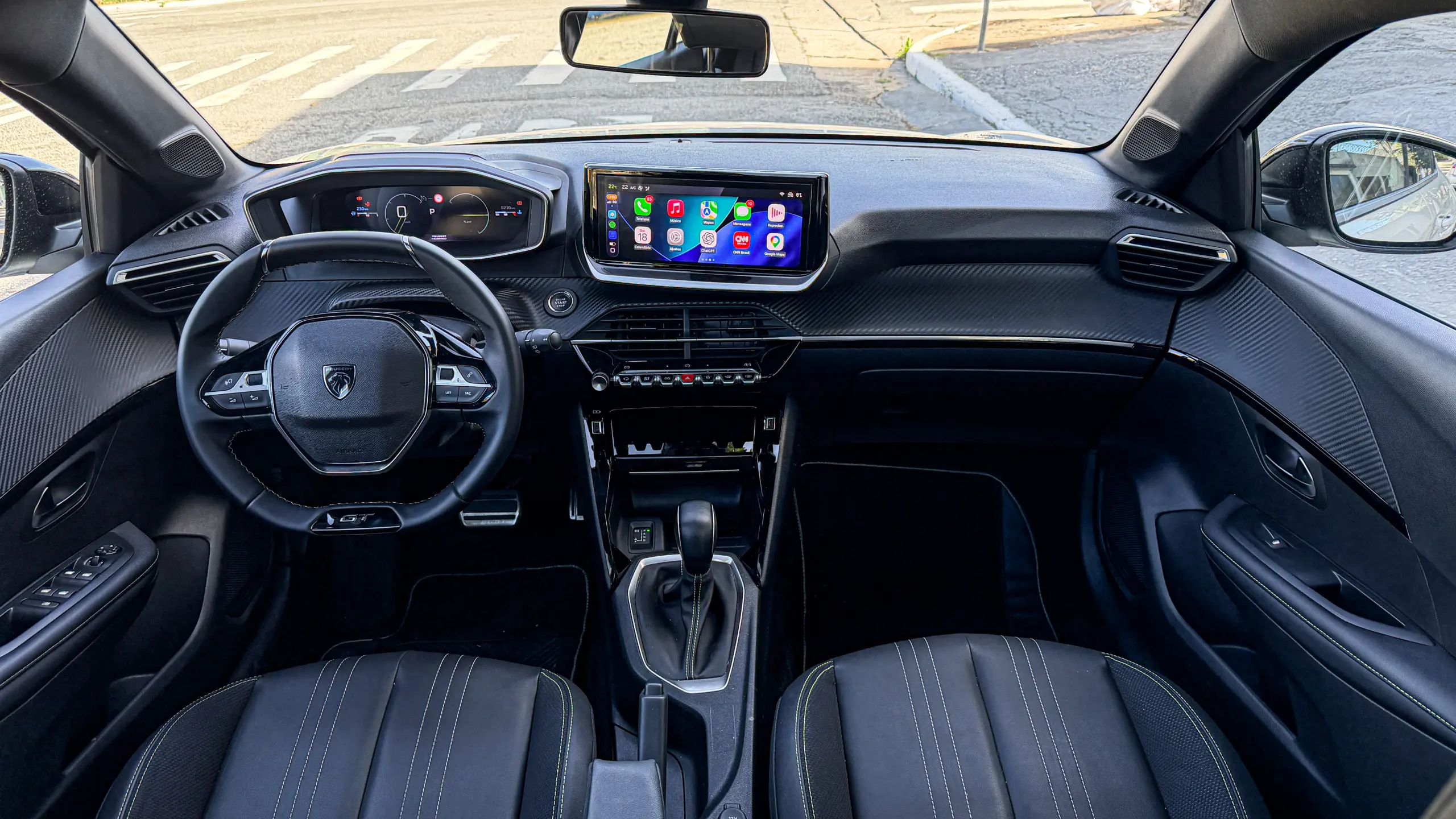 Interior do Peugeot 208 MEHV para avaliação, teste e review