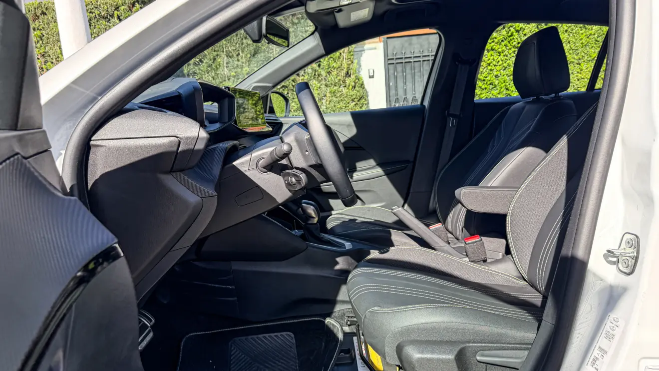 Interior do Peugeot 208 MEHV para avaliação, teste e review
