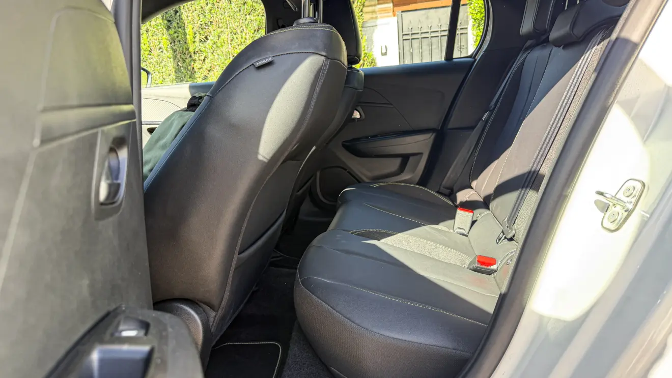 Interior do Peugeot 208 MEHV para avaliação, teste e review
