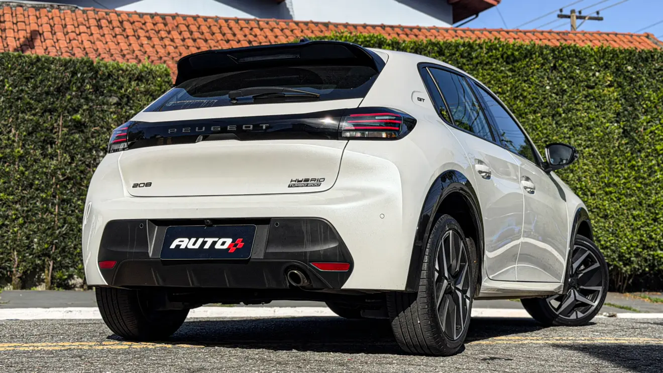 Peugeot 208 GT MHEV na cor branco Branco Nacré estático na rua para avaliação, teste e review