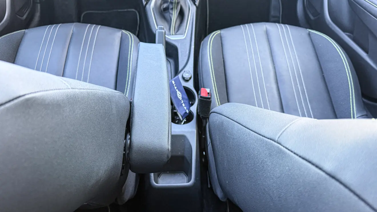 Interior do Peugeot 208 MEHV para avaliação, teste e review
