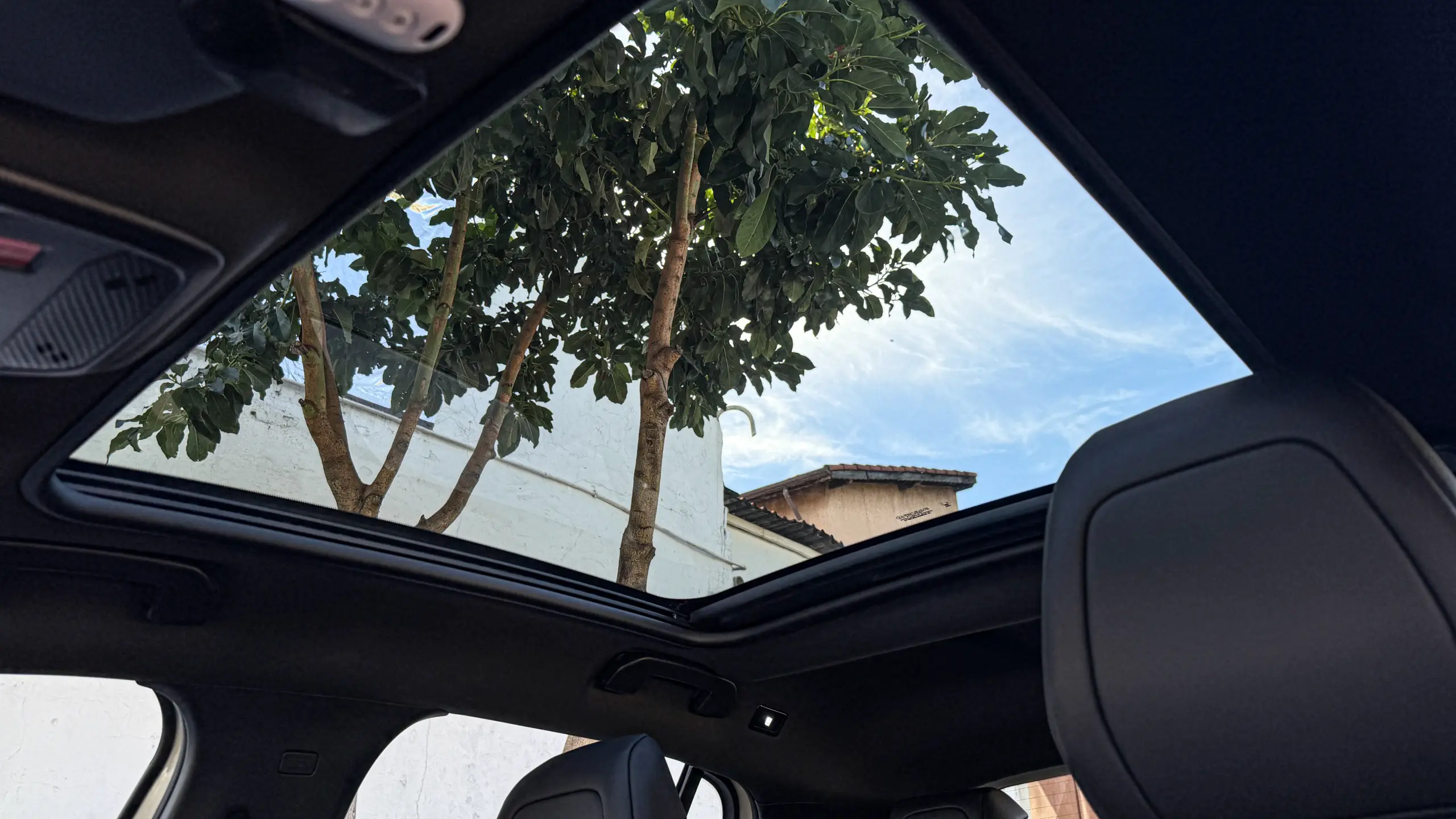 Interior do Peugeot 208 MEHV para avaliação, teste e review