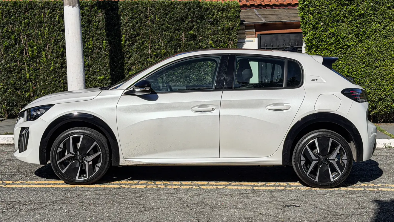 Peugeot 208 GT MHEV na cor branco Branco Nacré estático na rua para avaliação, teste e review