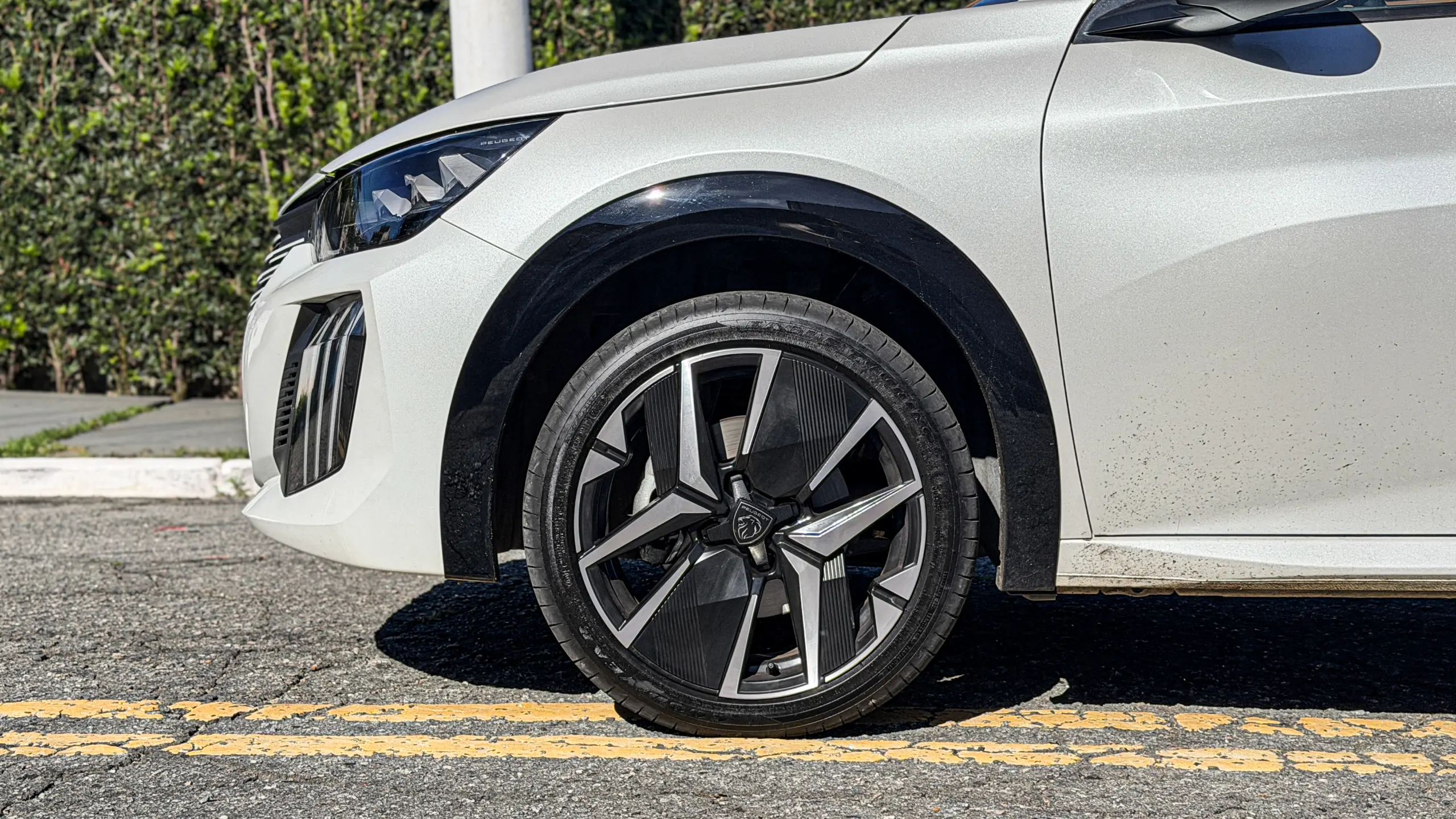 Peugeot 208 GT MHEV na cor branco Branco Nacré estático na rua para avaliação, teste e review