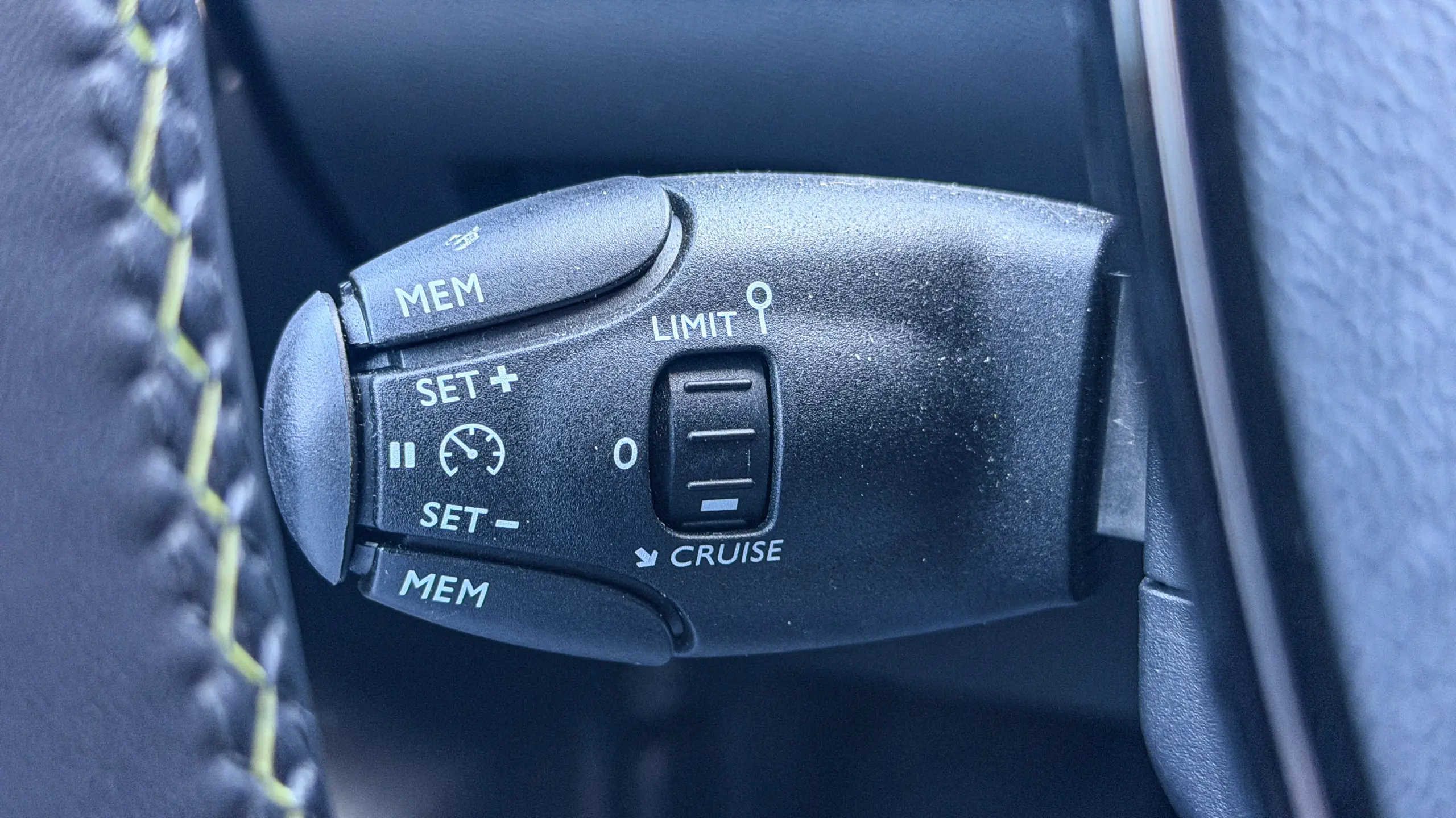 Interior do Peugeot 208 MEHV para avaliação, teste e review