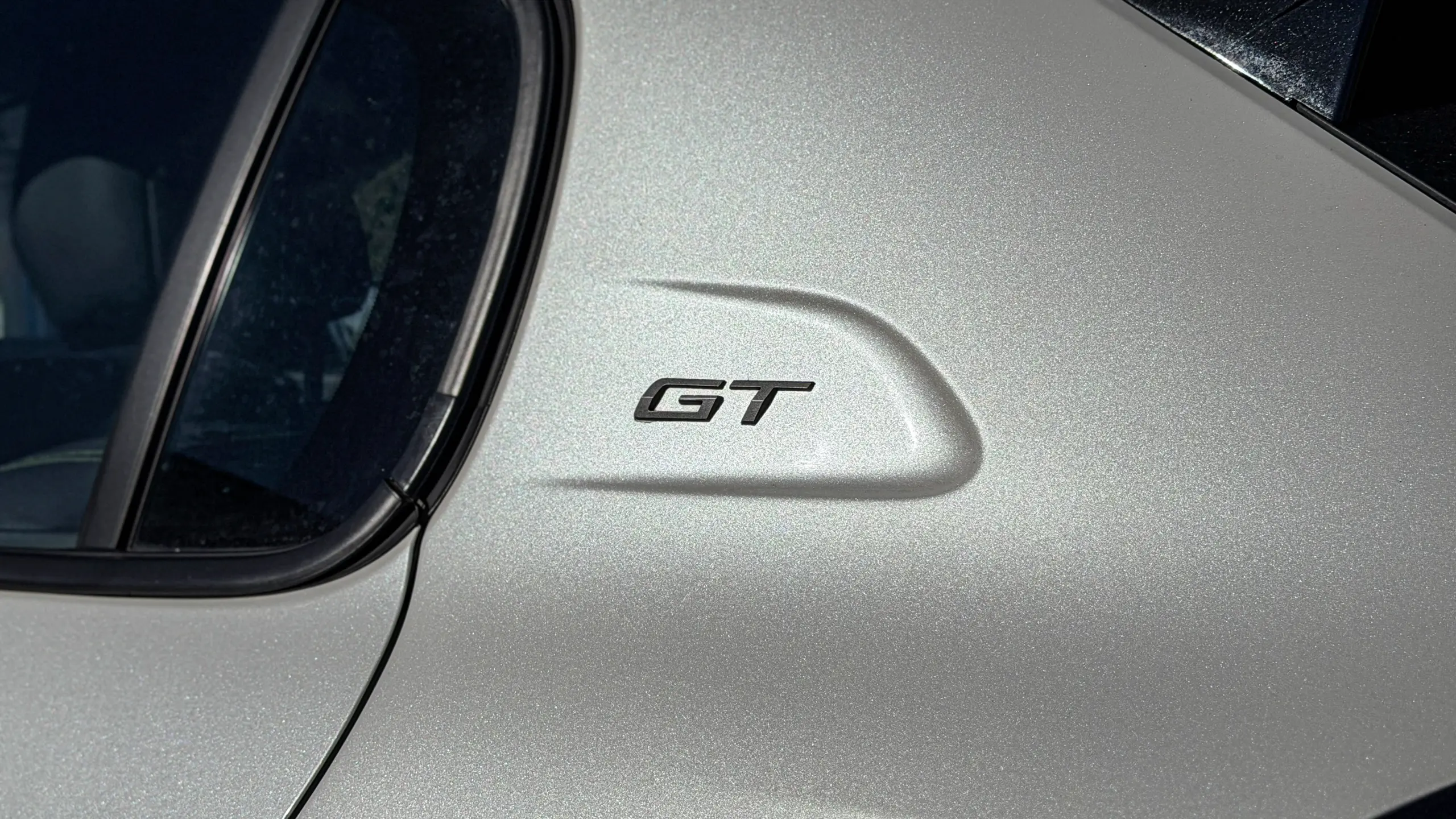 Peugeot 208 GT MHEV na cor branco Branco Nacré estático na rua para avaliação, teste e review