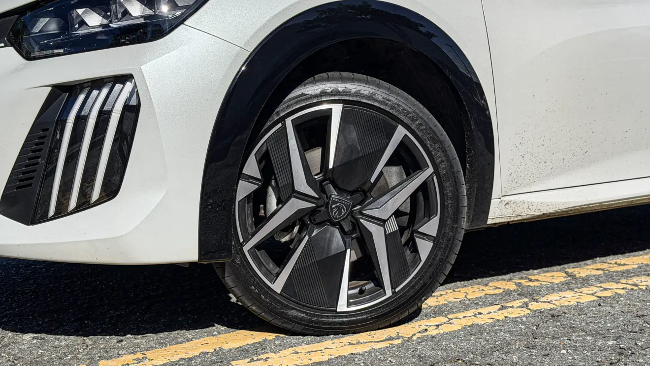 Peugeot 208 GT MHEV na cor branco Branco Nacré estático na rua para avaliação, teste e review
