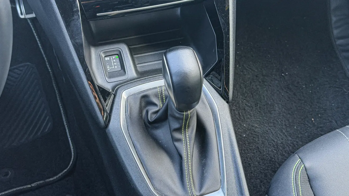 Interior do Peugeot 208 MEHV para avaliação, teste e review