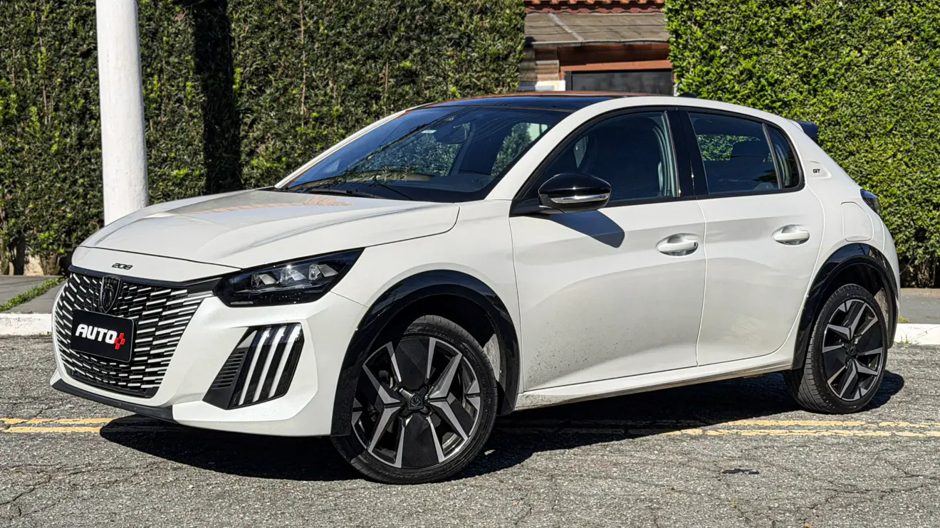 Peugeot 208 GT MHEV na cor branco Branco Nacré estático na rua para avaliação, teste e review