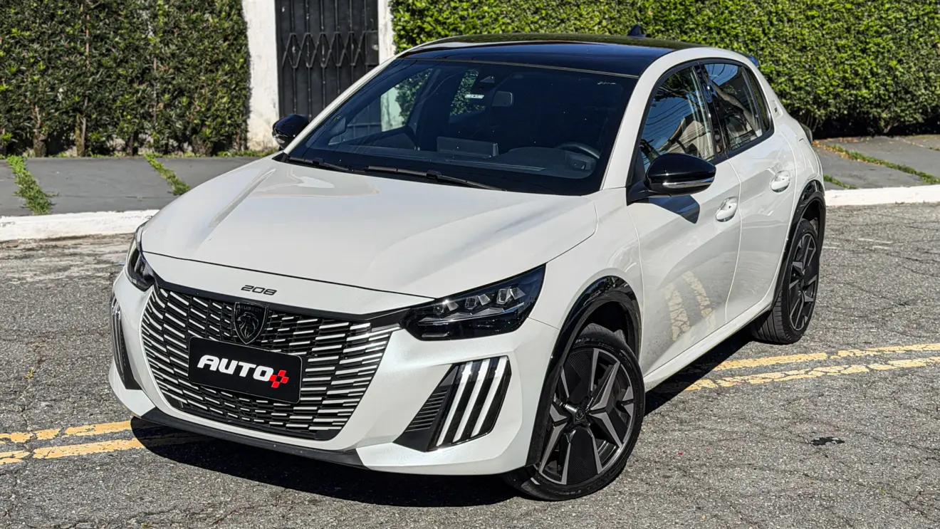 Peugeot 208 GT MHEV na cor branco Branco Nacré estático na rua para avaliação, teste e review