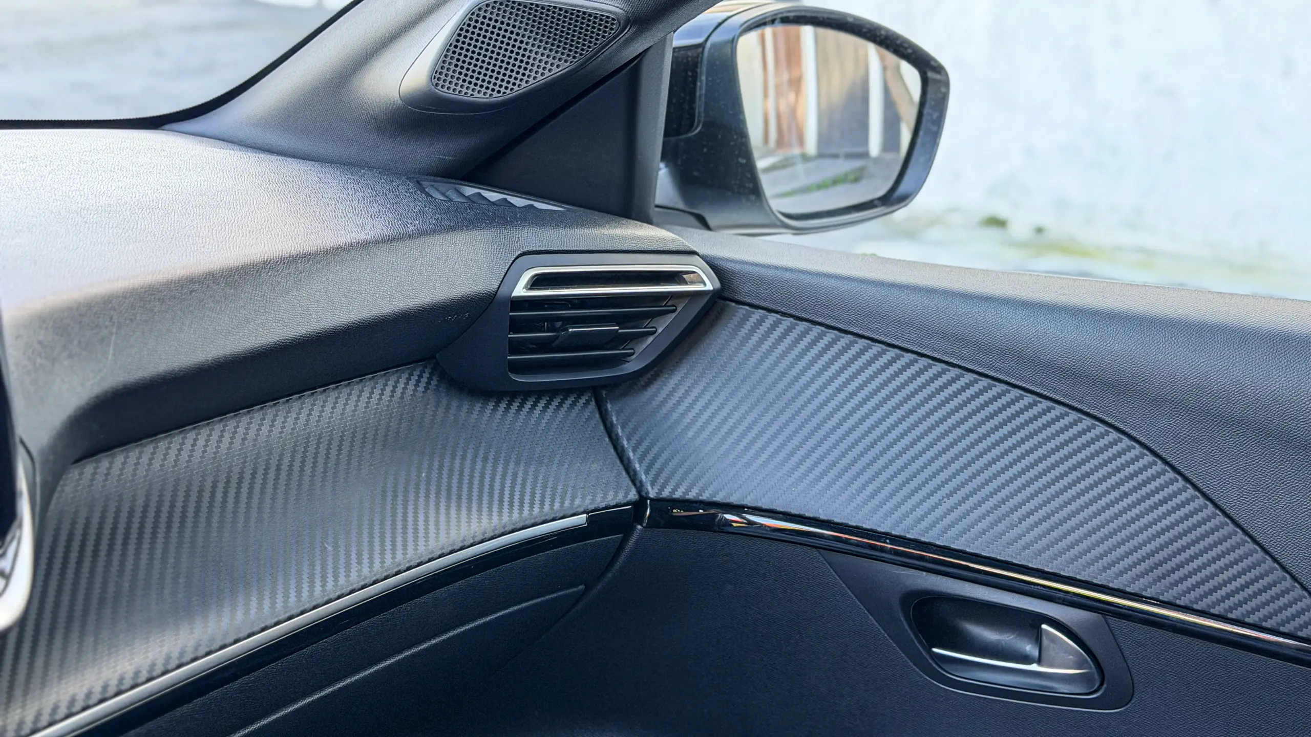 Interior do Peugeot 208 MEHV para avaliação, teste e review