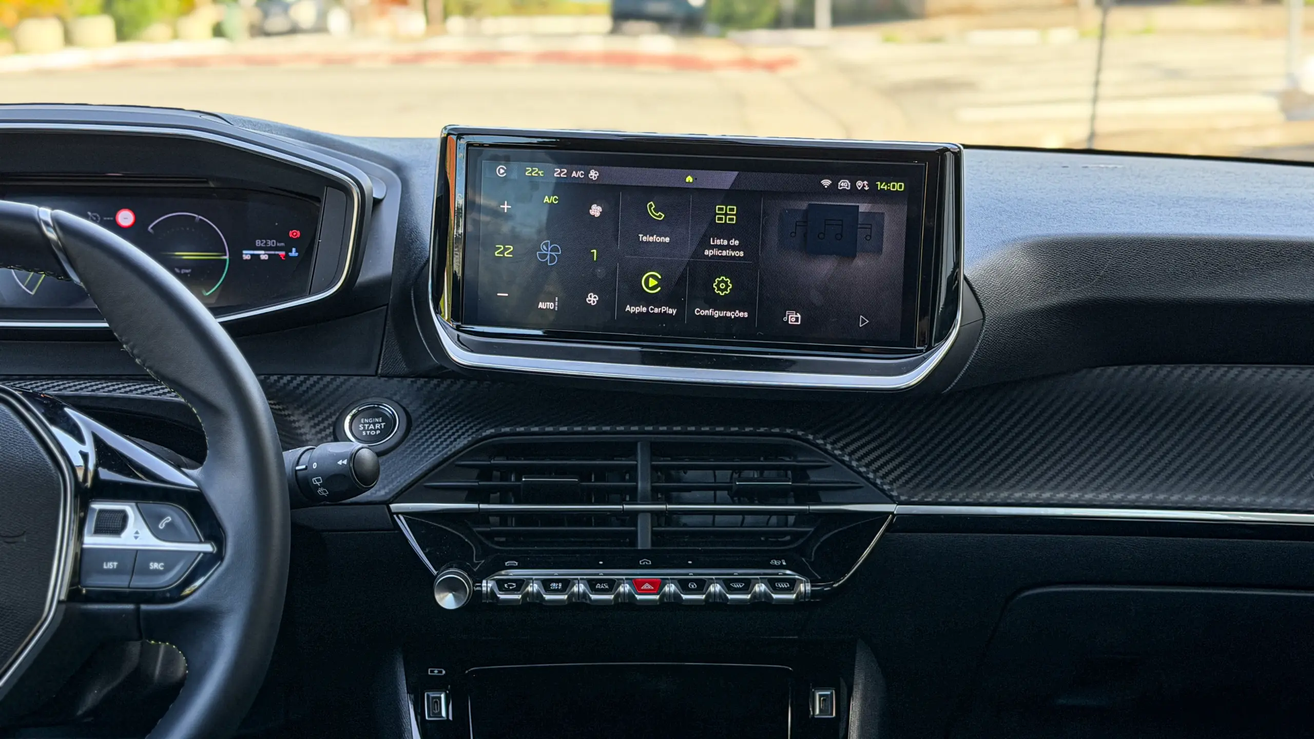 Interior do Peugeot 208 MEHV para avaliação, teste e review