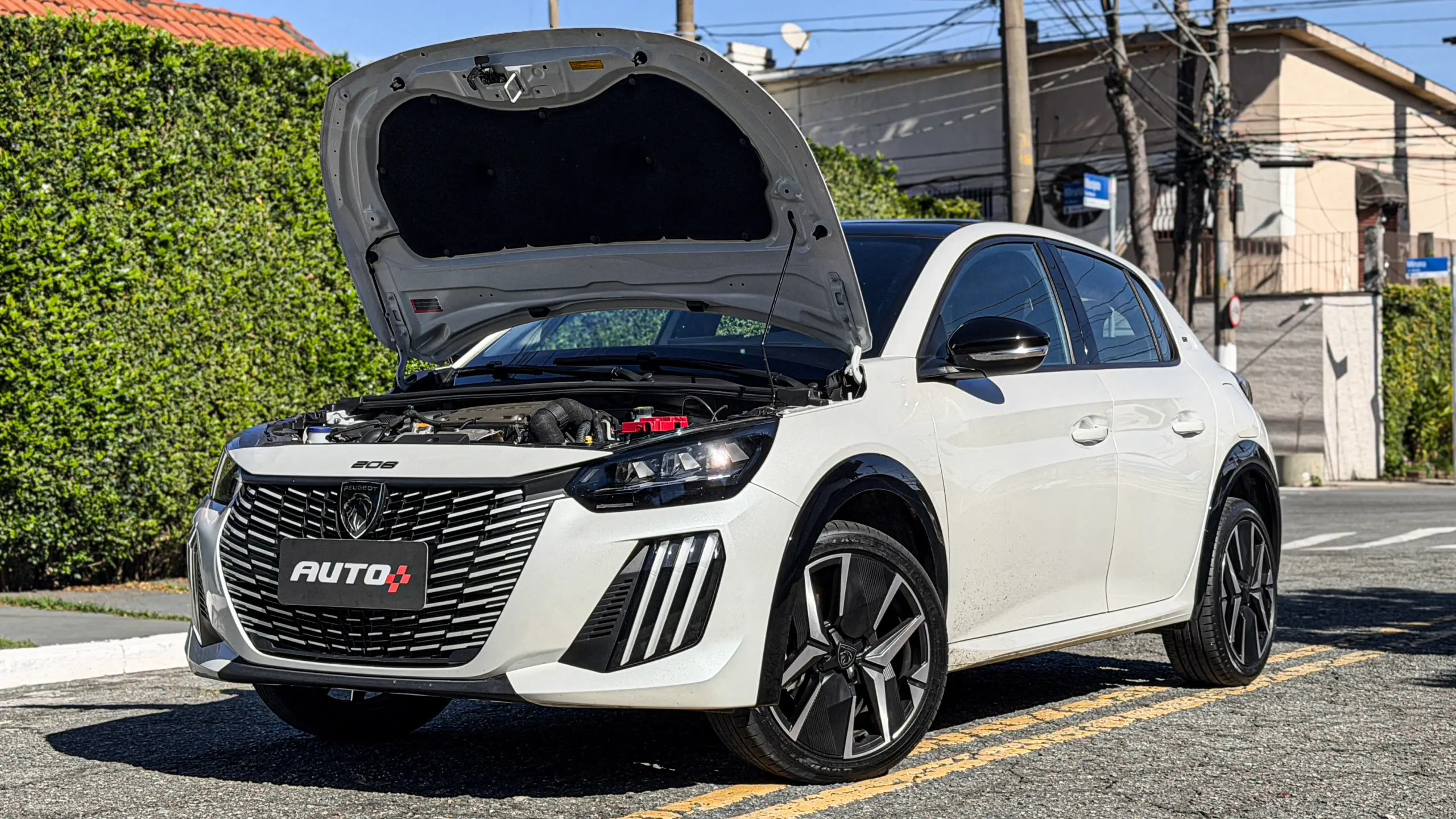 Peugeot 208 GT MHEV na cor branco Branco Nacré estático na rua para avaliação, teste e review
