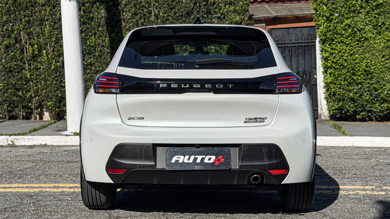 Peugeot 208 GT MHEV na cor branco Branco Nacré estático na rua para avaliação, teste e review