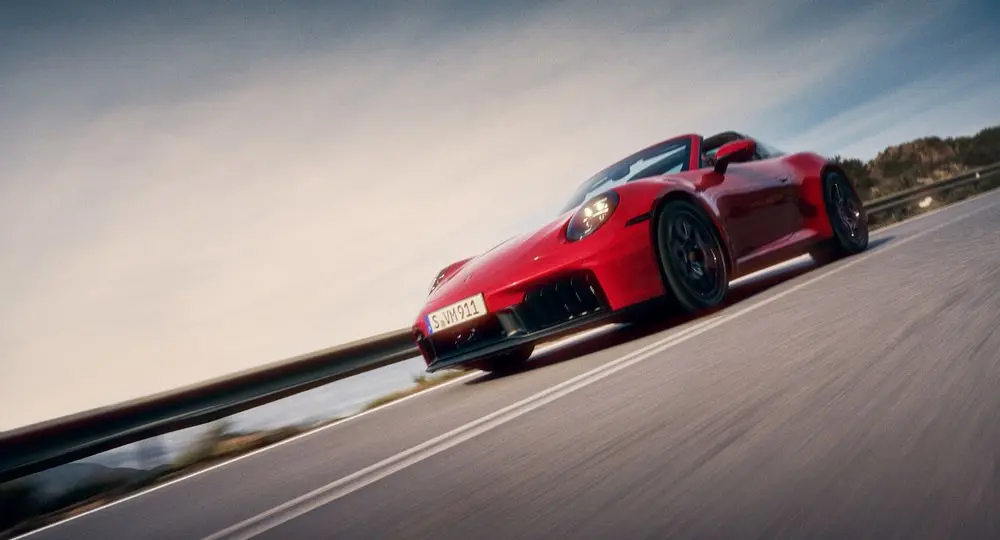 Porsche 911 Targa GTS vermelho de frente andando na estrada