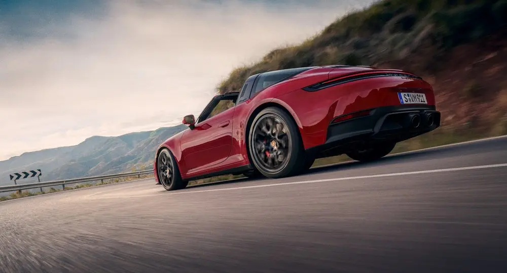 Porsche 911 Targa GTS vermelho de traseira andando na estrada