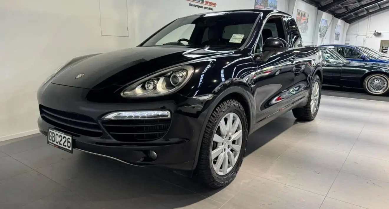 Porsche Cayenne S preto caminhonete parado de frente