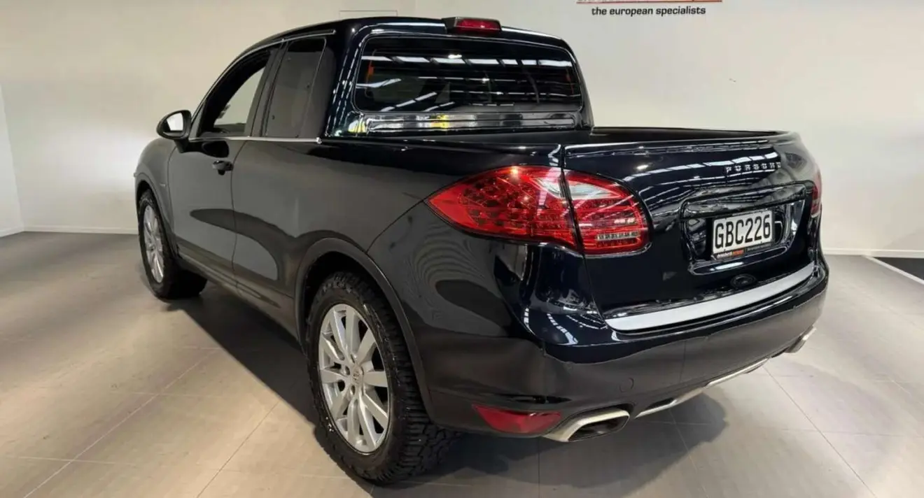 Porsche Cayenne S preto caminhonete parado de traseira