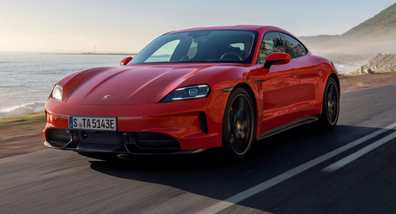 Porsche Taycan GTS vermelho de frente andando na estrada