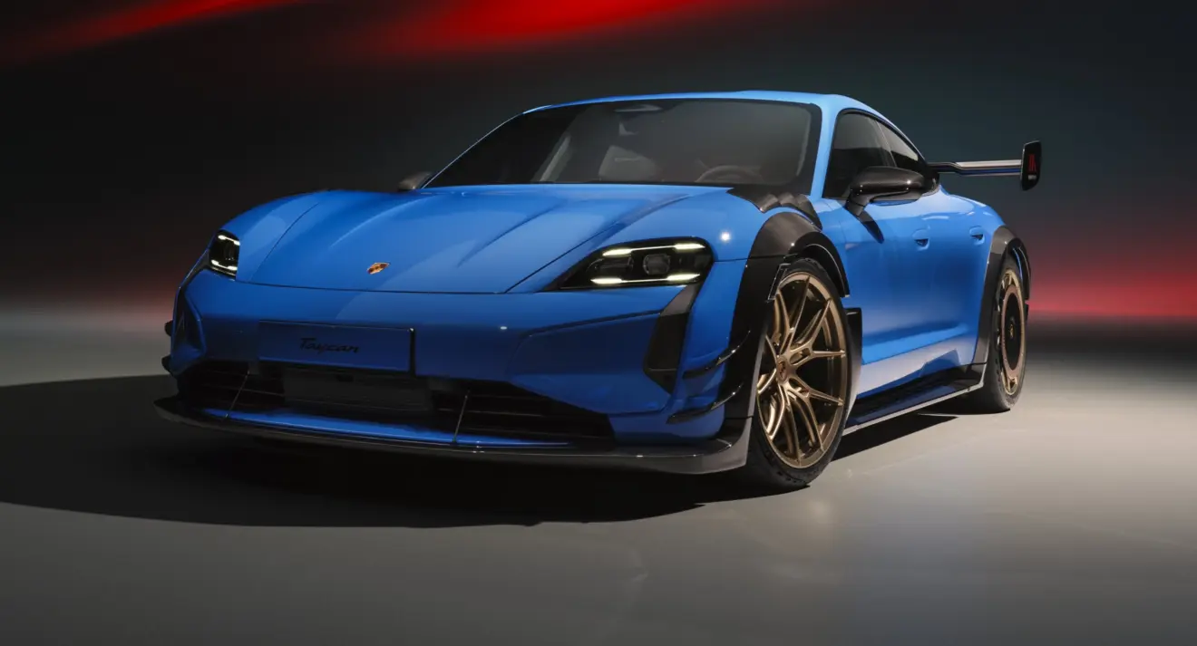 Porsche Taycan Turbo GT com kit Manthey azul parado de frente com fundo neutro