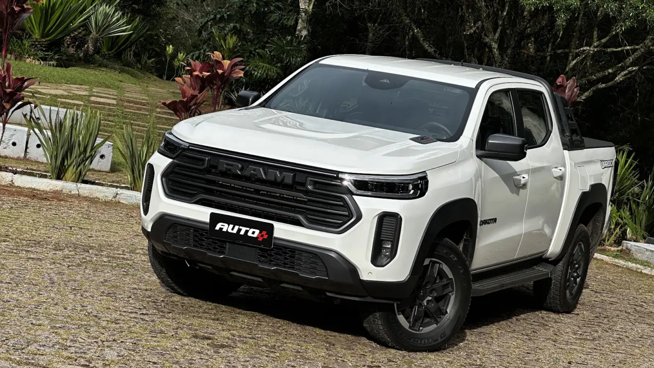 Picape Ram Dakota Warlock branca parada de frente
