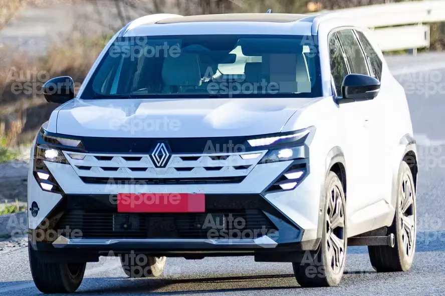 Renault Boreal híbrido branco andando de frente
