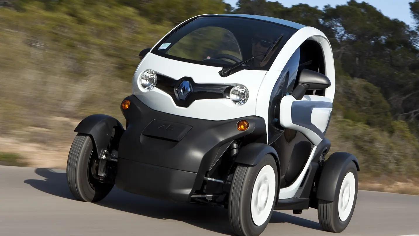 Renault Twizy branco de frente andando na rua