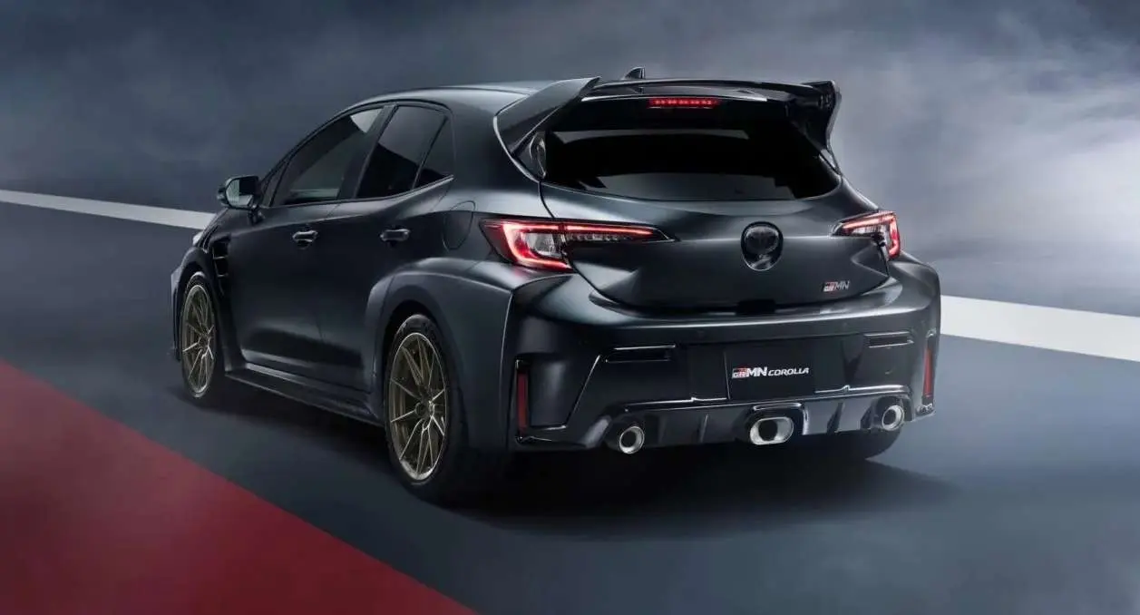 GRMN Corolla preto parado de traseira