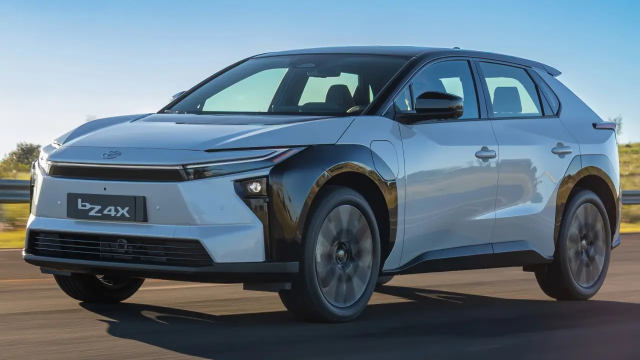 Toyota bZ4X na cor branco em movimento