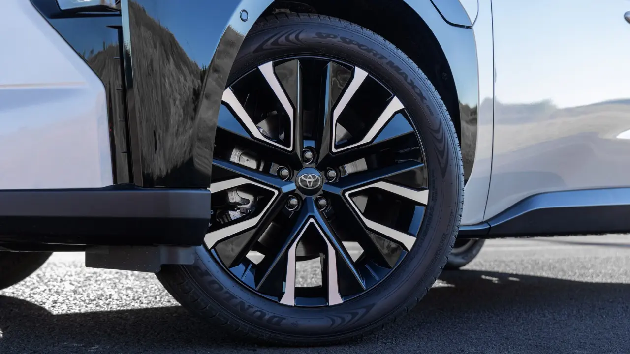 Toyota bZ4X na cor branco estático em detalhes