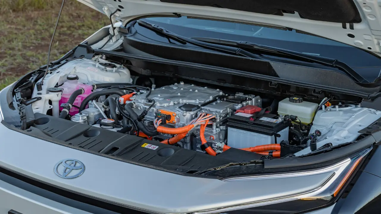 Toyota bZ4X na cor branco motor elétrico