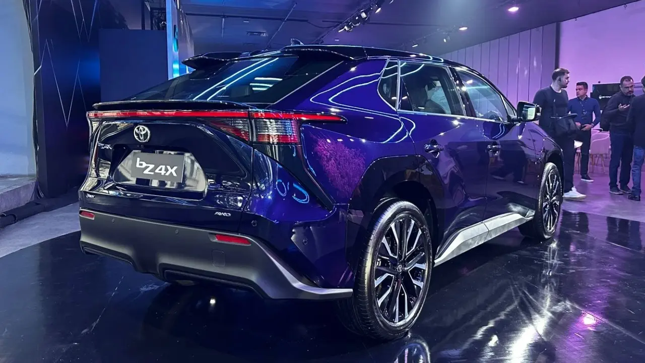 Toyota bZ4X na cor azul estático tirada em evento