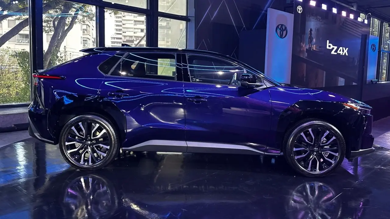 Toyota bZ4X na cor azul estático tirada em evento